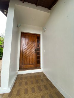 Casa de esquina com 03 dormitórios no bairro Rincão 