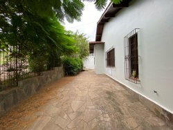 Casa de esquina com 03 dormitórios no bairro Rincão 