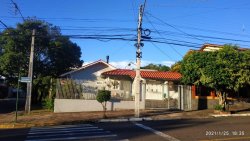 Casa de esquina com 03 dormitórios no bairro Guarani