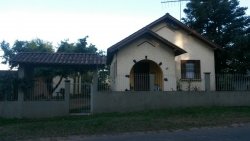 Casa com 03 dormitórios no bairro Lomba Grande