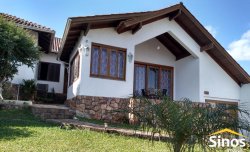 Casa com 03 dormitórios no bairro Vila Nova