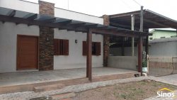 Casa com 03 dormitórios no bairro Lomba Grande