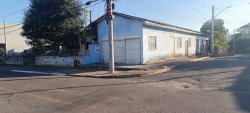 Terreno de esquina com construção no bairro Canudos