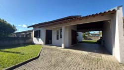 Casa plana com 03 dormitórios no bairro Lomba Grande