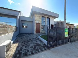 Casa com 02 dormitórios (1 suíte) no bairro Lomba Grande
