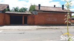 Casa com prédio comercial no Bairro Santo Afonso