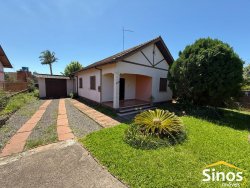Casa com 02 dormitórios no centro 