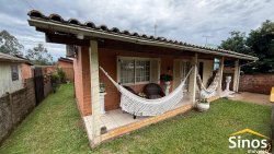 Casa com 03 dormitórios no bairro Lomba Grande