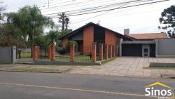 Casa com três suítes em ótima localização
