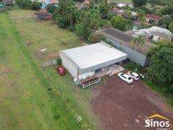 Amplo terreno com Prédio Comercial em Lomba Grande