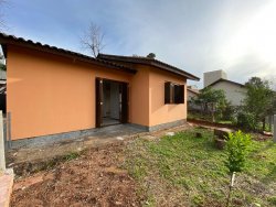 Casa com 02 dormitórios no bairro Lomba Grande