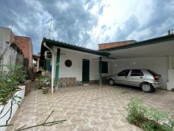 Casa com 04 dormitórios no bairro Lomba Grande