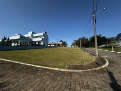 Terreno de esquina com 645m² no Condomínio Terra Verde