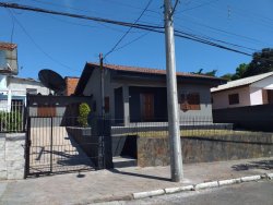 Casa com 03 dormitórios no bairro Guarani