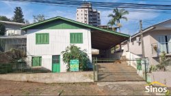 Terreno com construção no bairro Vila Nova
