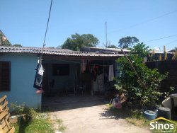 Casa com 03 dormitórios no bairro Lomba Grande