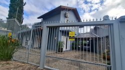 Sobrado com 03 dormitórios no bairro Boa Vista