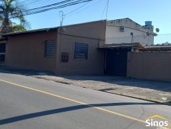 Prédio comercial no bairro Canudos