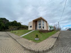 Casa com 02 dormitórios no Condomínio Mirante do Vale
