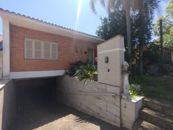 Casa com 03 dormitórios no bairro Guarani