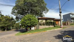 Casa de esquina com 03 dormitórios no bairro Lomba Grande