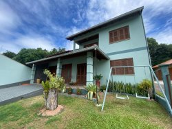 Casa com 02 dormitórios no bairro Lomba Grande