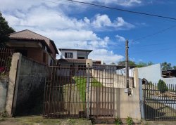 Casa com 03 dormitórios no Bairro Ideal