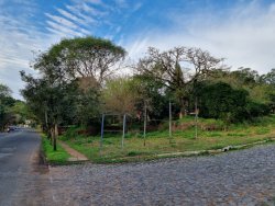 Terreno com 511,00 m² de esquina, na rua principal de Lomba Grande