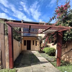 Casa com 02 dormitórios no bairro Silva