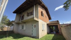 Casa com 03 dormitórios no bairro Lomba Grande