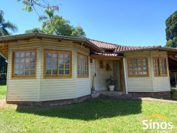 Duas casas de esquina na Rua Principal de Lomba Grande