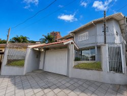 Casa com 03 dormitórios (1 suíte) no Jardim Mauá