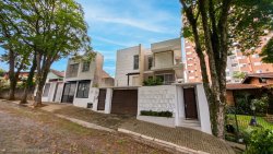 Casa com 03 dormitórios no bairro Ideal