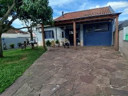 Casa com 02 dormitórios, sendo 01 suíte no bairro Santo Afonso