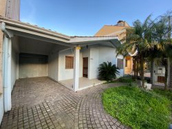 Casa com 03 dormitórios no bairro Hamburgo Velho