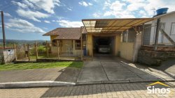 Casa com 03 dormitórios em Lomba Grande