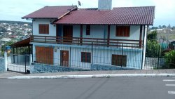 Casa com 03 dormitórios no Boa Saúde
