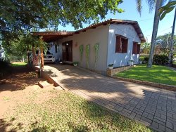Casa com 03 dormitórios e terreno com 900m² no bairro Costa do Morro