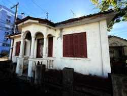 Terreno de esquina com construção no bairro Rio Branco