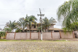Casa com 05 dormitórios no bairro Cristo Rei