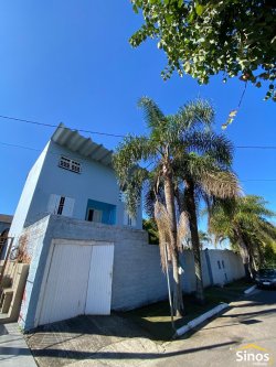 Casa de esquina com 04 dormitórios no bairro Rondônia