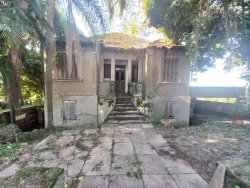 Terreno com construção antiga no bairro Canudos