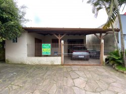 Casa com 02 dormitórios, sendo 01 suíte no Bairro Lomba Grande