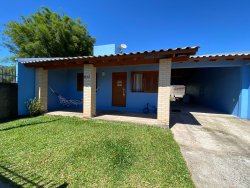 Casa com 02 dormitórios no bairro Lomba Grande