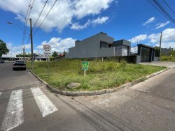 Terreno de esquina com 303m² no Loteamento Chácara Hamburguesa 