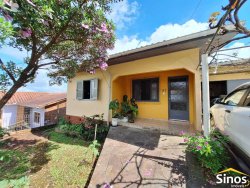Casa com 03 dormitórios no bairro Lomba Grande