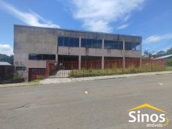 Prédio com 03 andares no bairro Vila Nova 