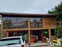 Casa em estilo rústico com três dormitórios