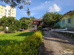 Sobrado com 03 dormitórios no bairro Vila Nova