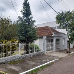 Casa com 03 dormitórios no bairro Guarani